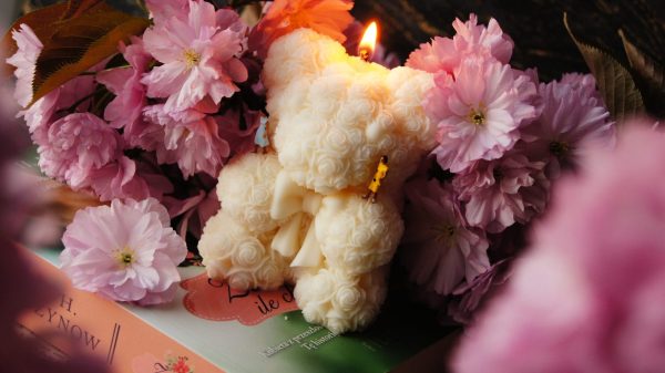 Sojowa świeca dekoracyjna - miś w różyczki
